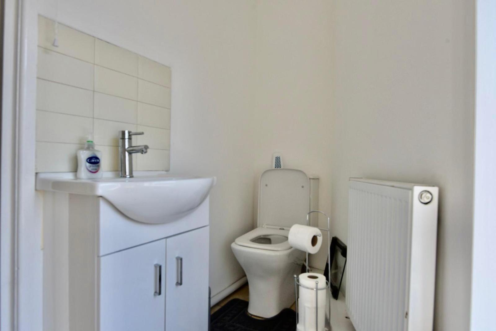 Come On In Lucas Street Newport Train Station Sleep Upto 8 Villa Exterior foto